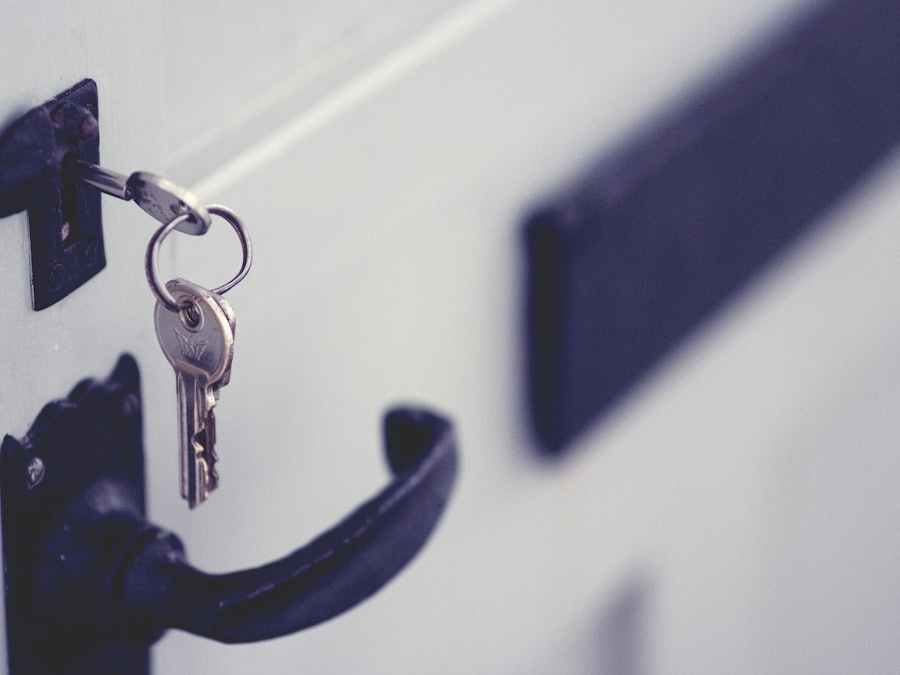 Clés laissées dans le cylindre d'une porte blanche à poignée béquille
