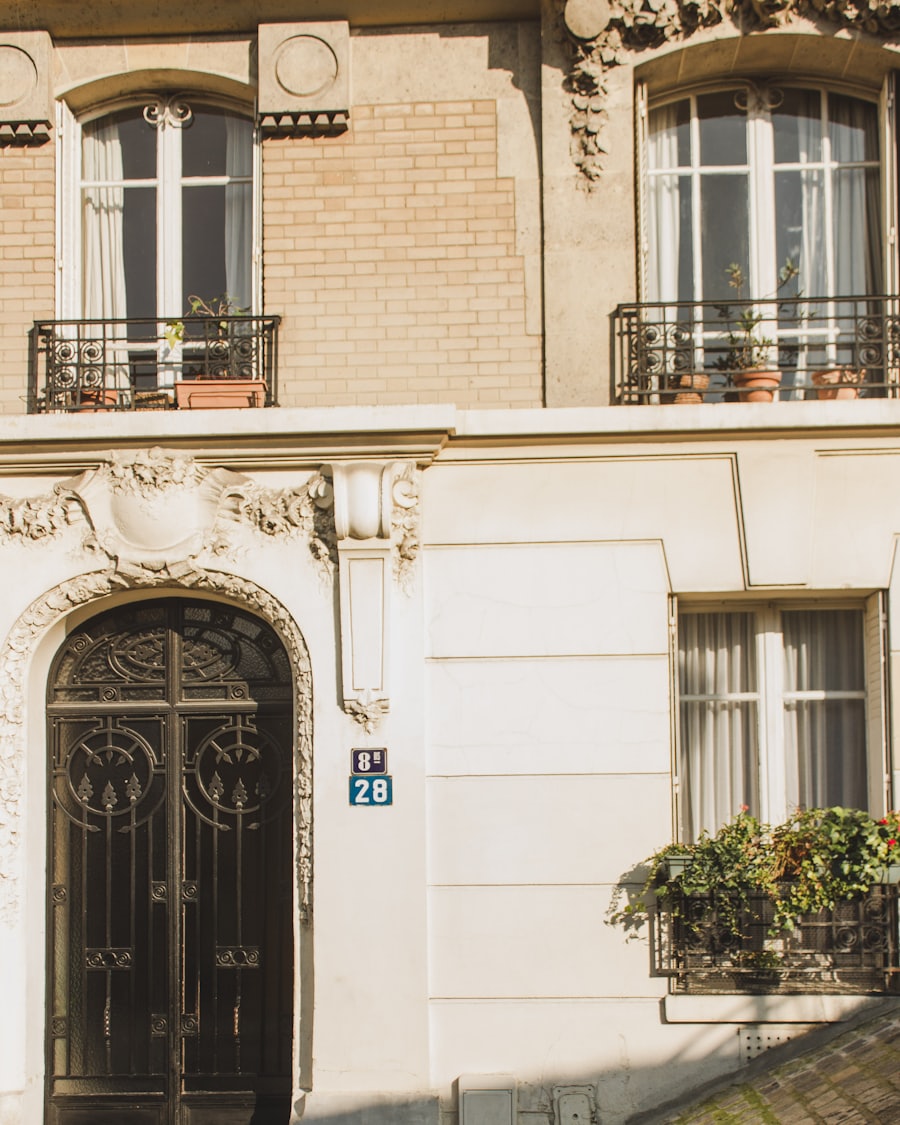 Porte d'entrée en fer forgé d'un immeuble ancien d'Île-de-France
